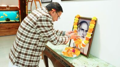 मुख्यमंत्री धामी ने इंद्रमणि बडोनी की जयंती पर उनके चित्र पर पुष्प अर्पित कर दी श्रद्धांजलि