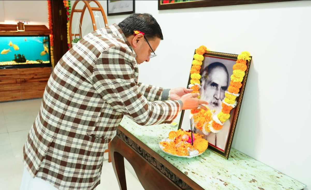 मुख्यमंत्री धामी ने इंद्रमणि बडोनी की जयंती पर उनके चित्र पर पुष्प अर्पित कर दी श्रद्धांजलि