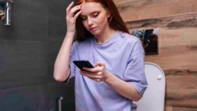 टॉयलेट में फोन चलाना बढ़ा रहा 46% तक पाइल्स का खतरा, स्टडी में हुआ खुलासा