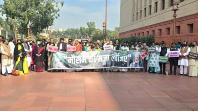 वायु प्रदूषण को लेकर विपक्षी नेताओं ने संसद भवन परिसर में किया जोरदार प्रदर्शन