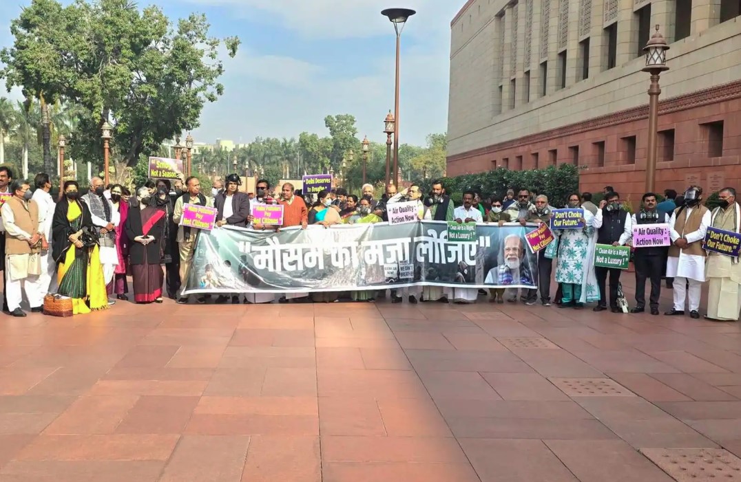 वायु प्रदूषण को लेकर विपक्षी नेताओं ने संसद भवन परिसर में किया जोरदार प्रदर्शन