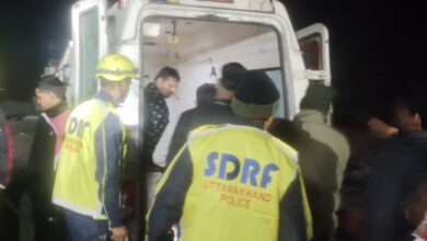 टिहरी के ब्यासी क्षेत्र में अनियंत्रित होकर गहरी खाई में गिरा वाहन, SDRF ने किया रेस्क्यू