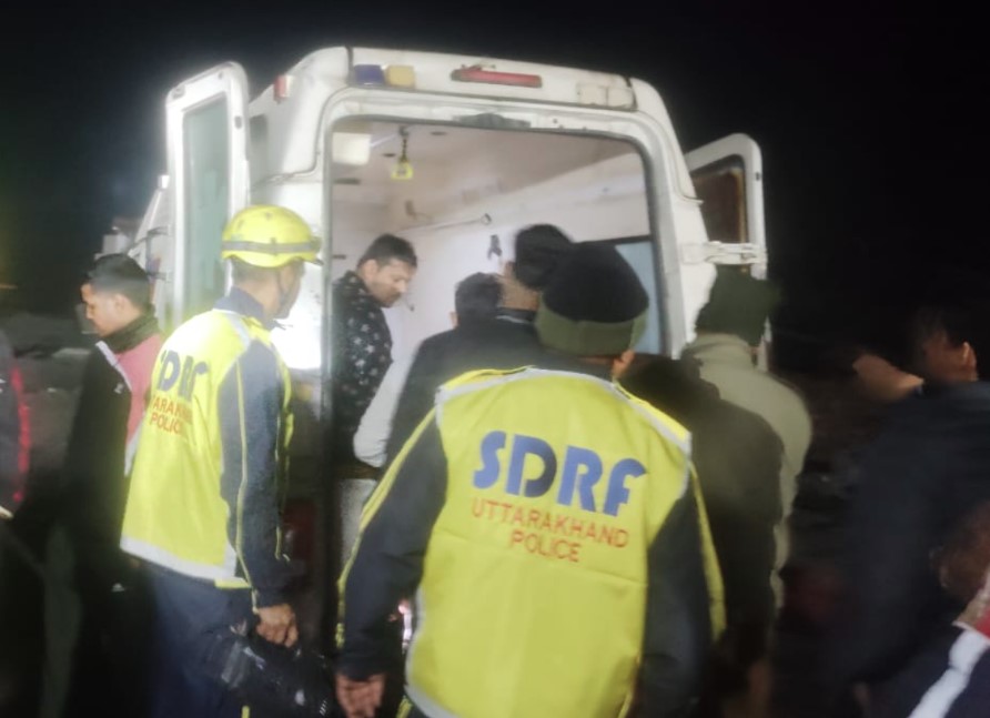 टिहरी के ब्यासी क्षेत्र में अनियंत्रित होकर गहरी खाई में गिरा वाहन, SDRF ने किया रेस्क्यू