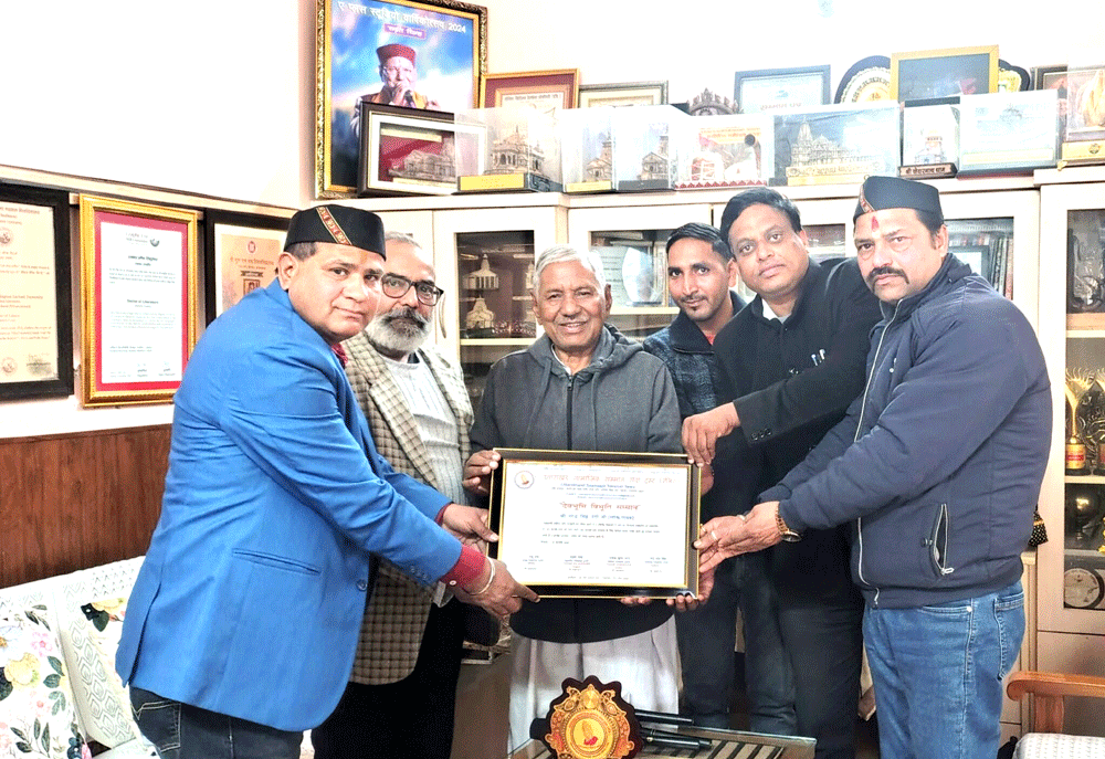 उत्तराखंड सामाजिक सम्मान सेवा ट्रस्ट द्वारा लोकगायक नरेंद्र सिंह नेगी को ‘देवभूमि विभूति सम्मान’ से किया गया सम्मानित