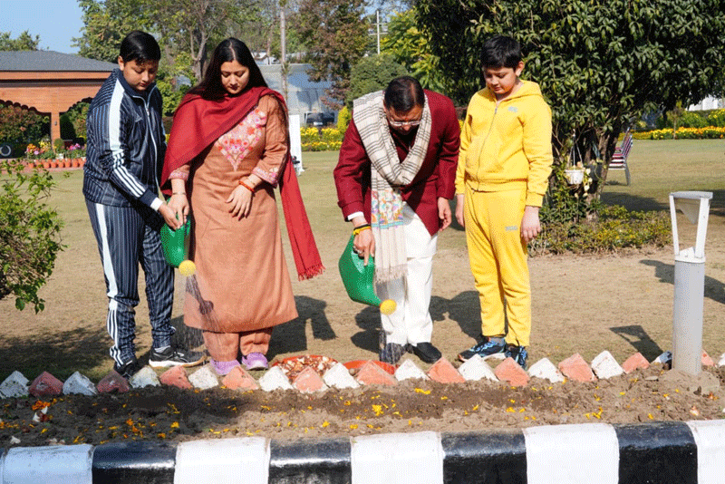 मुख्यमंत्री धामी ने शासकीय आवास परिसर में लगाए ट्यूलिप बल्ब