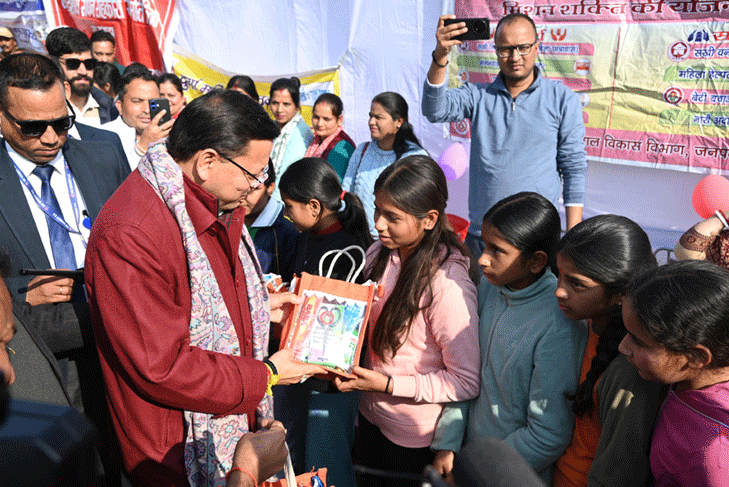 जन-सेवा के संकल्प के साथ मुख्यमंत्री धामी पहुँचे खैरी मानसिंह, बहुउद्देशीय शिविर में किया प्रतिभाग