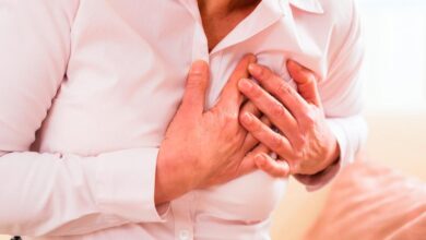 छाती में भारीपन : मामूली परेशानी या फिर किसी गंभीर बीमारी का संकेत ? आइये जानते हैं