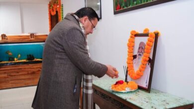 मुख्यमंत्री धामी ने स्वर्गीय सुन्दरलाल बहुगुणा की जयंती पर शासकीय आवास में दी श्रद्धांजलि