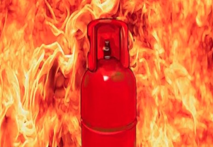 रामपुर में बड़ा हादसा- चाय की दुकान में फटा गैस सिलिंडर, दो लोग गंभीर रूप से घायल