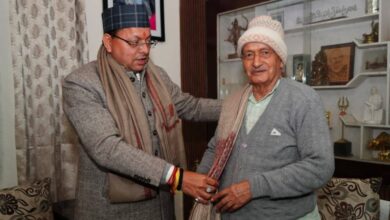 सीएम धामी ने उत्तराखंड के पूर्व मुख्यमंत्री भगत सिंह कोश्यारी से की शिष्टाचार भेंट