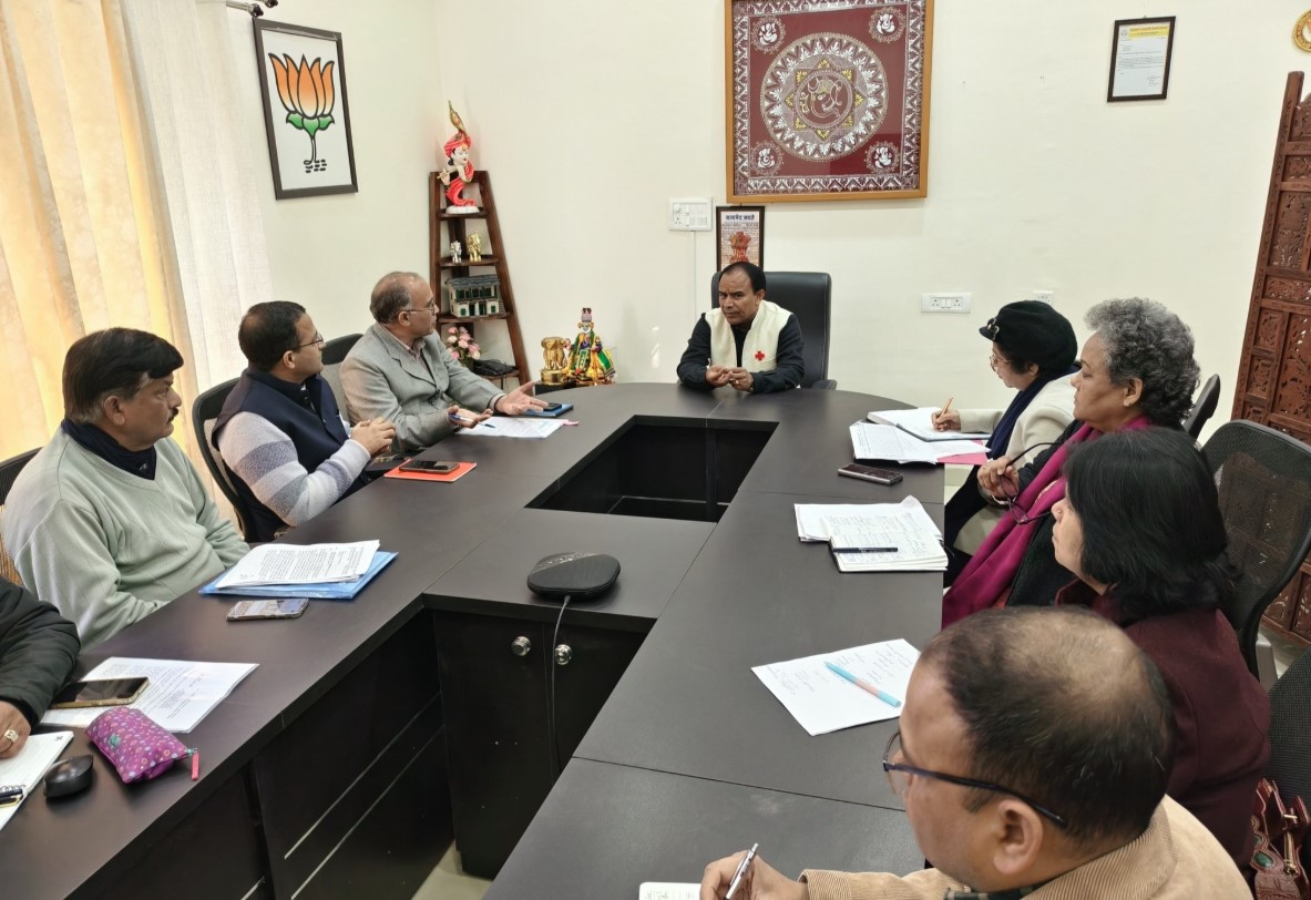 स्वास्थ्य मंत्री डॉ. धन सिंह रावत ने स्वास्थ्य, वित्त और कार्मिक विभाग के अधिकारियों के साथ की समीक्षा बैठक