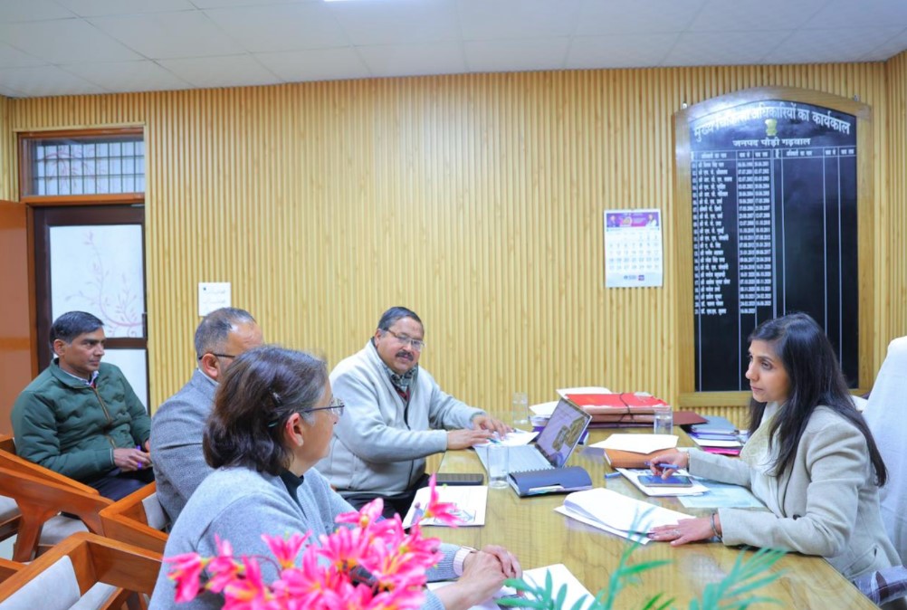 जनपद में सुदृढ़ स्वास्थ्य सेवाओं के लिए जिलाधिकारी ने की व्यापक समीक्षा