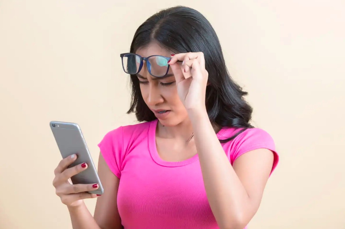 बढ़ता स्क्रीन टाइम आंखों की सेहत पर डाल रहा बुरा असर, वक़्त रहते हो जाएं सावधान