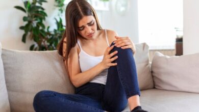 घुटनों का दर्द और अकड़न? जानिए गठिया के कारण और घरेलू इलाज