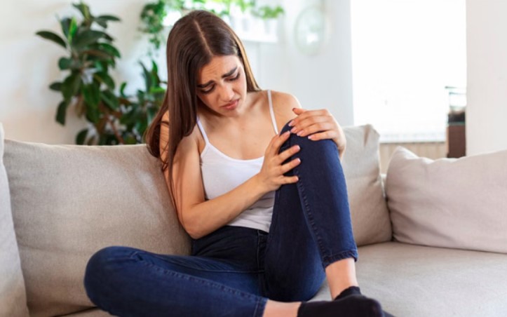 घुटनों का दर्द और अकड़न? जानिए गठिया के कारण और घरेलू इलाज