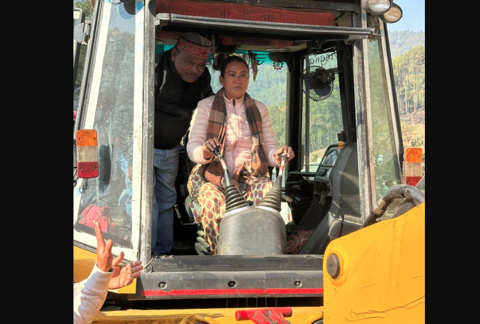 कैबिनेट मंत्री रेखा आर्या ने किया सड़क का भूमिपूजन