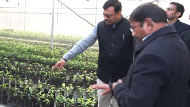 मुख्य सचिव आनन्द बर्द्धन ने सेलाकुई में स्थित सगन्ध पौधा केन्द्र का किया भ्रमण