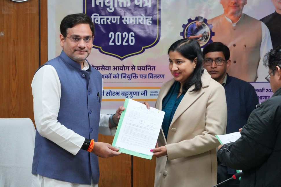 पशुपालन मंत्री सौरभ बहुगुणा ने नव चयनित कार्मिकों को सौंपे नियुक्ति पत्र