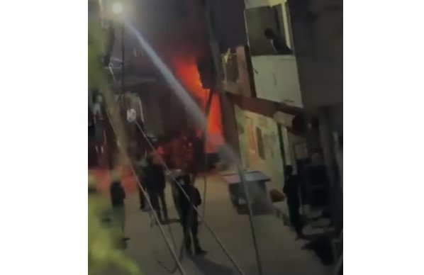 बर्तन की दुकान में गैस सिलेंडर फटने से लगी भीषण आग, इलाके में मची अफरा-तफरी बर्तन की दुकान में गैस सिलेंडर फटने से लगी भीषण आग, इलाके में मची अफरा-तफरी