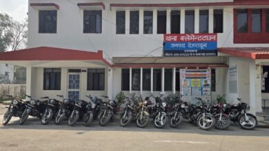 यातायात नियमो का उल्लंघन कर अराजकता फैलाने वालो को दून पुलिस ने पढ़ाया कानून का पाठ