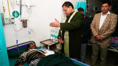 क्वानू–मीनस मोटर मार्ग दुर्घटना में घायल यात्रियों का हाल पूछने दून अस्पताल पहुँचे मुख्यमंत्री धामी