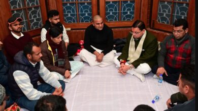 सीएम धामी ने विधायक राम सिंह कैड़ा के आवास पहुंचकर उनकी पूज्य माताजी के निधन पर जताया शोक