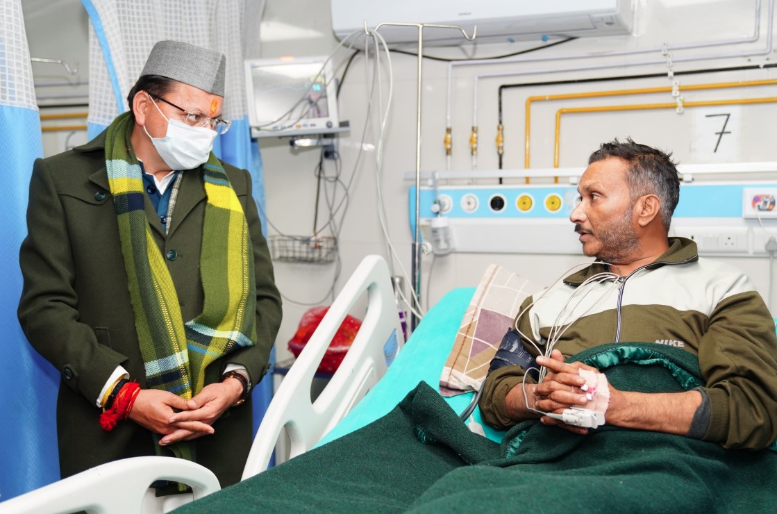 मुख्यमंत्री धामी ने दून अस्पताल पहुँचकर वरिष्ठ पत्रकार कैलाश जोशी का जाना हालचाल