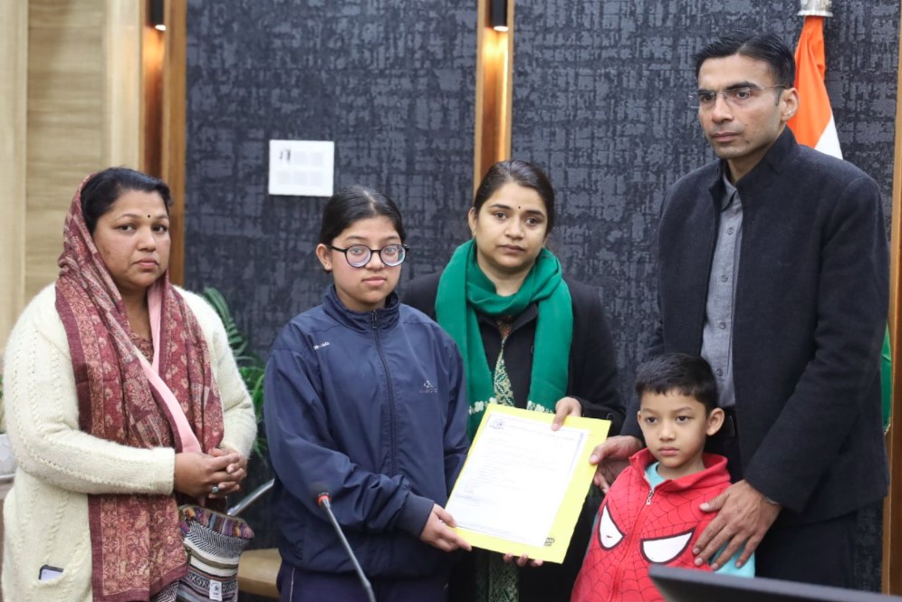 जिला प्रशासन की मानवीय पहल : विधवा महिला का बैंक ऋण चुकाया, बच्चों के भविष्य को दी सुरक्षा