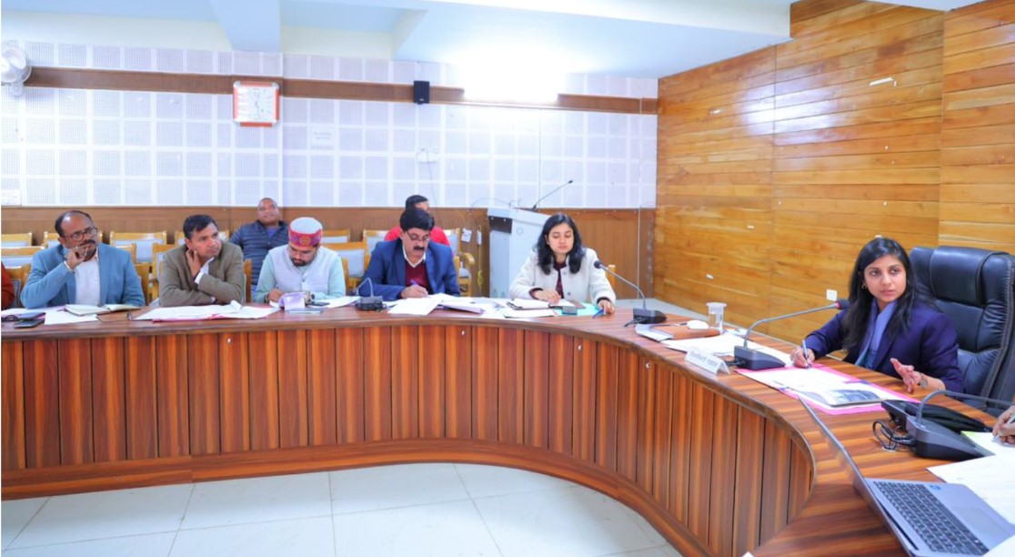 जिलाधिकारी ने ली जल जीवन मिशन की समीक्षा बैठक, पेयजल से जुड़ी शिकायतों पर रहा फोकस