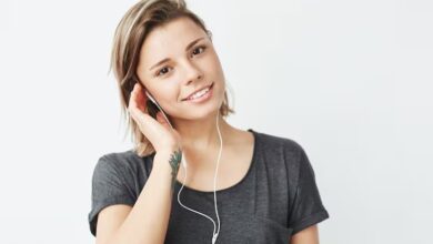 इयरफोन की लत बना सकती है आपको बहरा, समय रहते हो जायें सावधान