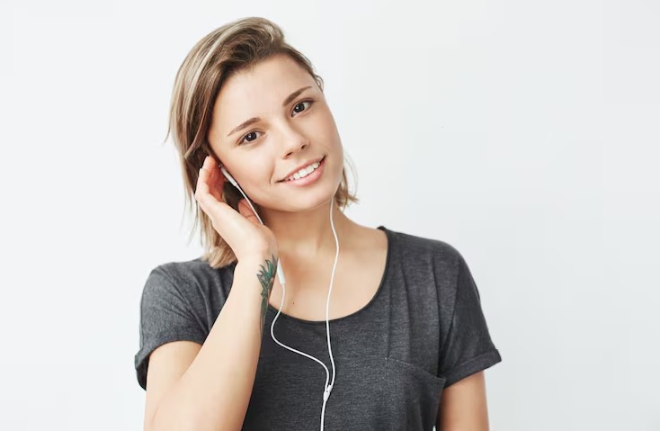 इयरफोन की लत बना सकती है आपको बहरा, समय रहते हो जायें सावधान