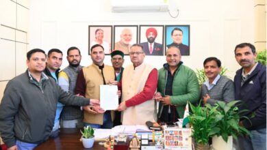 सैनिक कल्याण मंत्री गणेश जोशी से उपनल कर्मचारी महासंघ के पदाधिकारियों ने की भेंट