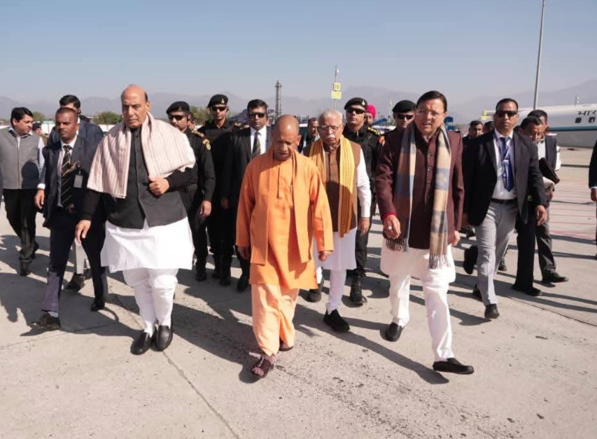 रक्षा मंत्री राजनाथ सिंह, केंद्रीय मंत्री मनोहर लाल खट्टर और यूपी के मुख्यमंत्री योगी आदित्यनाथ पहुंचे देहरादून