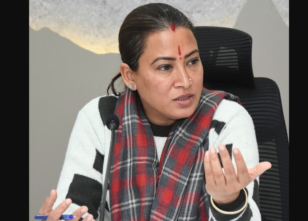 योजनाओं के क्रियान्वयन में लायें तेजी : रेखा आर्या