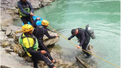 तीनधारा क्षेत्र में बड़ा हादसा, पिकअप वाहन नदी में गिरा, सर्च ऑपरेशन जारी