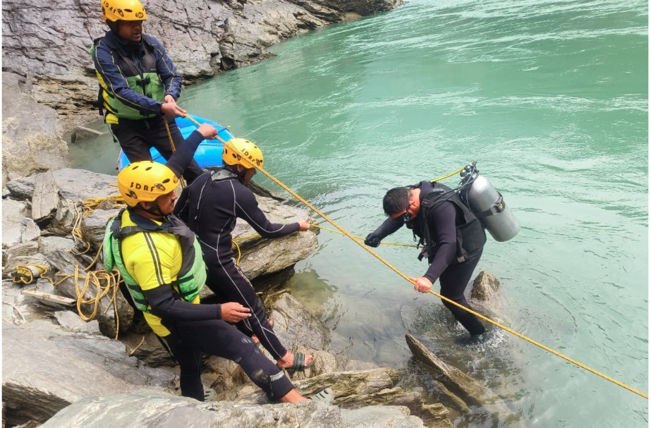 तीनधारा क्षेत्र में बड़ा हादसा, पिकअप वाहन नदी में गिरा, सर्च ऑपरेशन जारी