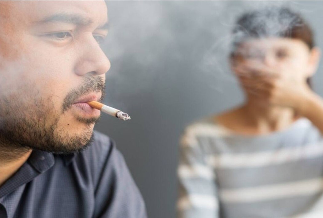 पैसिव स्मोकिंग : बिना सिगरेट पिए भी सेहत पर मंडराता गंभीर खतरा