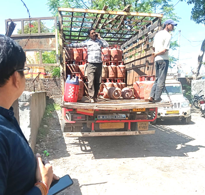 देहरादून में घरेलू एलपीजी गैस का संकट खत्म, घर-घर हो रही गैस की होम डिलीवरी