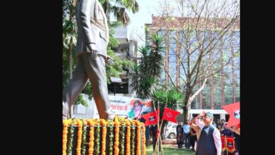 जनरल बिपिन रावत की जयंती पर उन्हें पुष्पचक्र अर्पित कर श्रद्धांजलि देते सैनिक कल्याण मंत्री गणेश जोशी