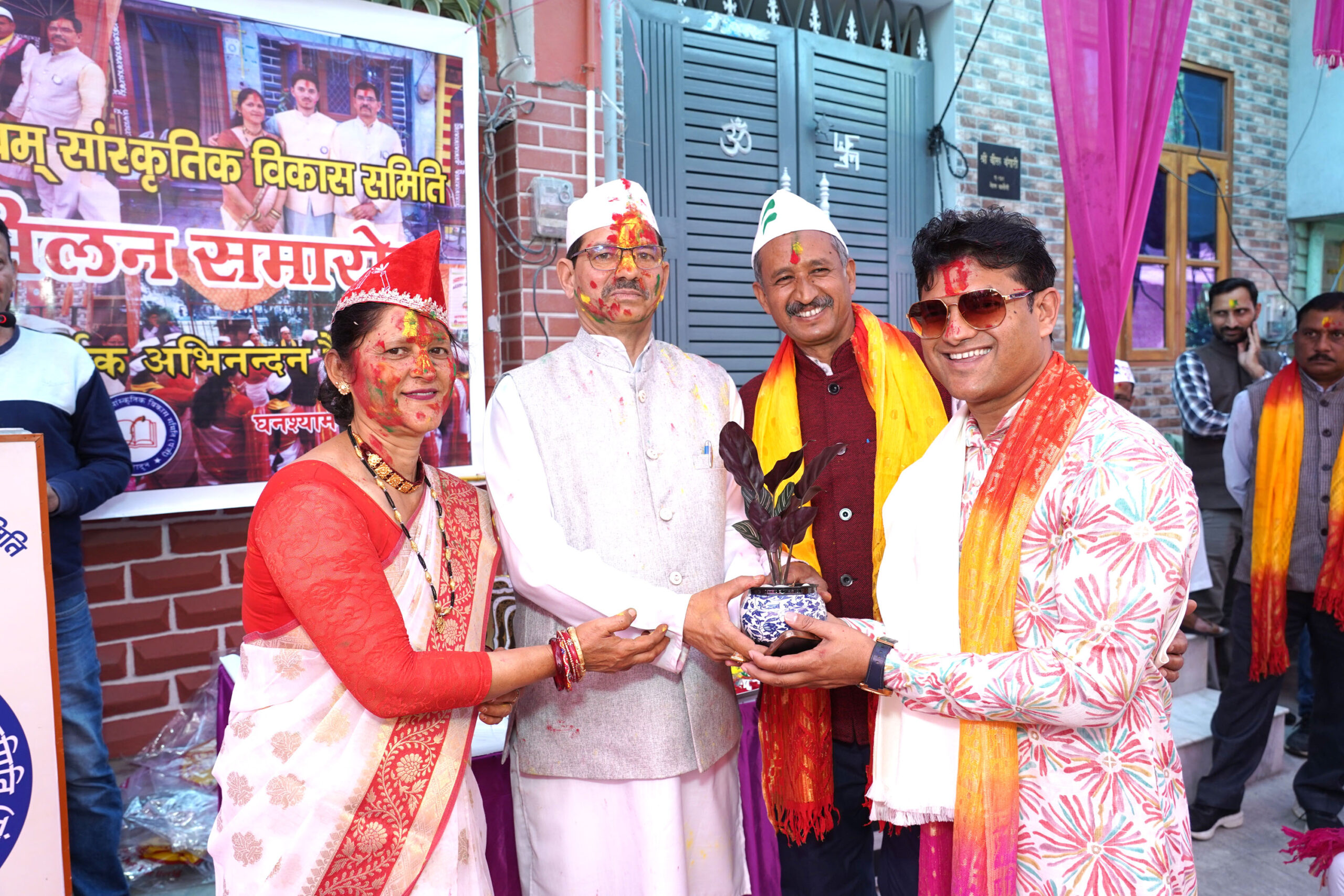 कुमाऊँ की लोकधुनों संग सजा जोशी निवास नेहरू काॅलोनी में आयोजित होली मिलन समारोह