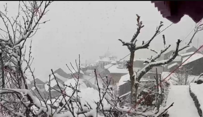हर्षिल घाटी में भारी बर्फबारी, सुक्की टॉप पर सड़क बंद, कई गांवों का संपर्क टूटा हर्षिल घाटी में भारी बर्फबारी, सुक्की टॉप पर सड़क बंद, कई गांवों का संपर्क टूटा