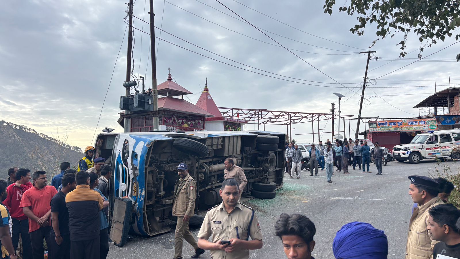 नैनीताल में बड़ा सड़क हादसा, अनियंत्रित होकर पलटी बस, एक की मौत, कई घायल