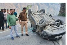 घोलतीर के पास हाईवे पर पलटी कार, रुद्रप्रयाग पुलिस ने चालक को निकाला सुरक्षित बाहर