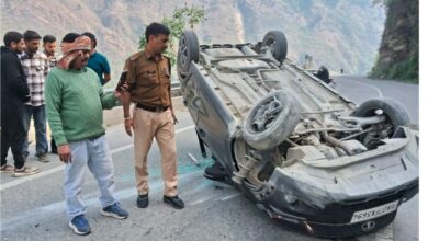 घोलतीर के पास हाईवे पर पलटी कार, रुद्रप्रयाग पुलिस ने चालक को निकाला सुरक्षित बाहर