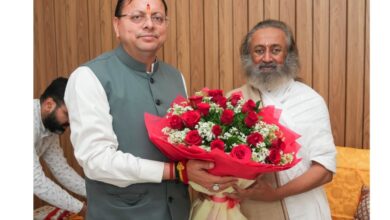 मुख्यमंत्री धामी ने श्री श्री रविशंकर से की शिष्टाचार भेंट