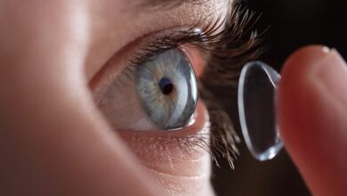 कॉन्टैक्ट लेंस लगाकर होली खेलना पड़ सकता है भारी, जान लीजिये इसके नुकसान