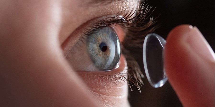 कॉन्टैक्ट लेंस लगाकर होली खेलना पड़ सकता है भारी, जान लीजिये इसके नुकसान