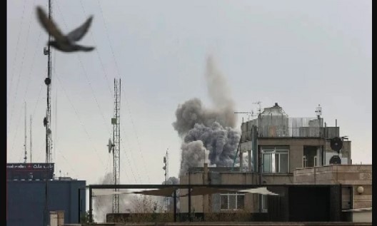 दुबई में तेज धमाकों से मचा हड़कंप, आसमान में उठा काले धुएं का गुबार