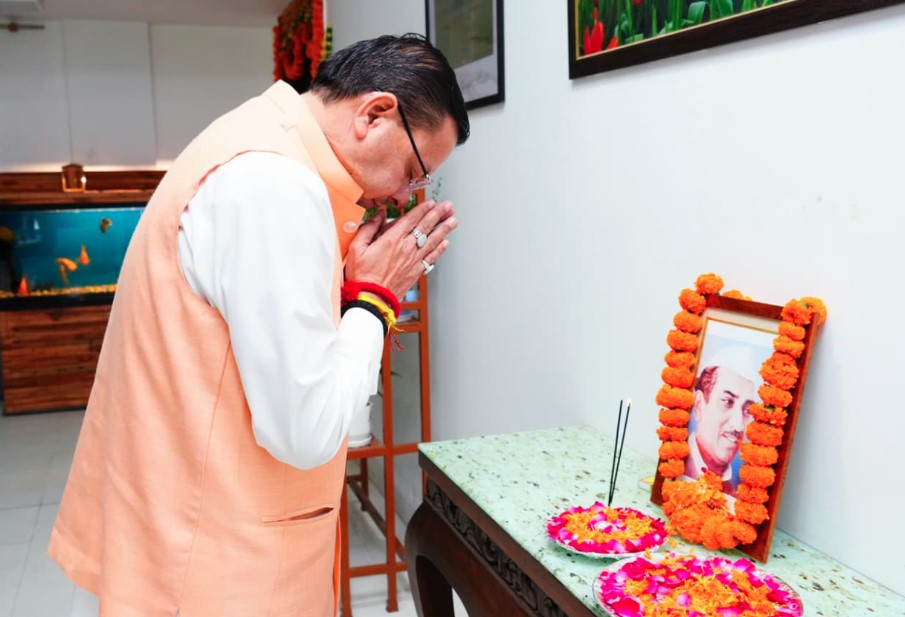 मुख्यमंत्री धामी ने उत्तर प्रदेश के पूर्व मुख्यमंत्री स्वर्गीय हेमवती नंदन बहुगुणा की पुण्य तिथि पर दी श्रद्धांजलि