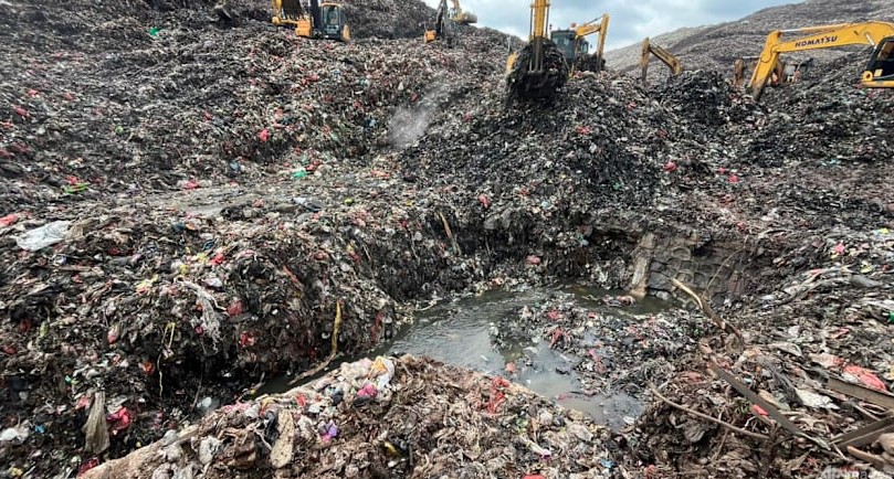 इंडोनेशिया में बड़ा हादसा, भारी बारिश के कारण कचरे का विशाल ढेर ढहा, 5 लोगों की मौत